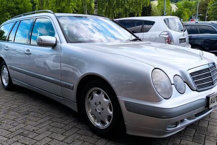 Mercedes-Benz E 220 220.000 km 4.900 &euro; Lügde 32676