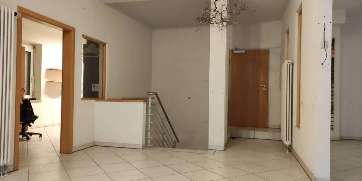 VIELSEITIG NUTZBARE PRAXIS, LADEN- ODER BÜROFLÄCHE IN TOP FREQUENTIERTER LAGE 4 zimmer