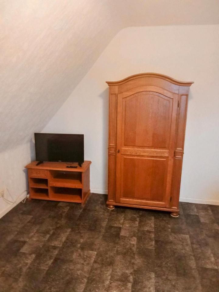 Voll möbliertes Zimmer
