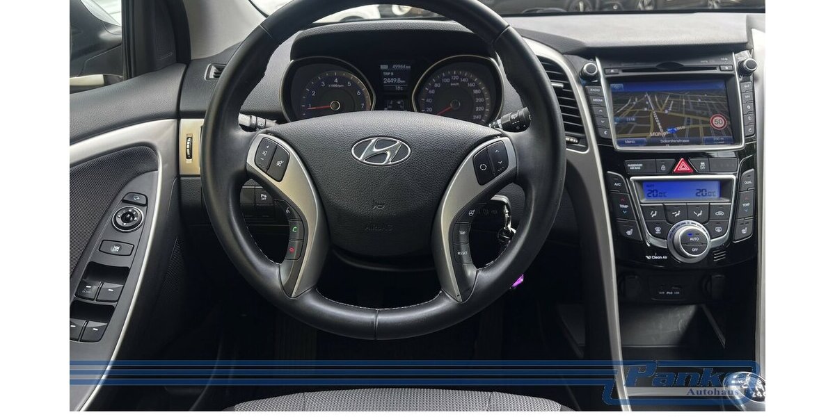 Hyundai i30 FIFA World Cup Edition*NAV*SHZ*StandH*R-CAM* 49.964 km 9.990 &euro; Berlin 13187