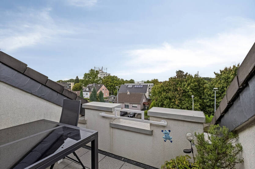 *** Lichtdurchflutete Dachgeschoßwohnung mit zwei sonnigen Dachterrassen in Top-Lage ***