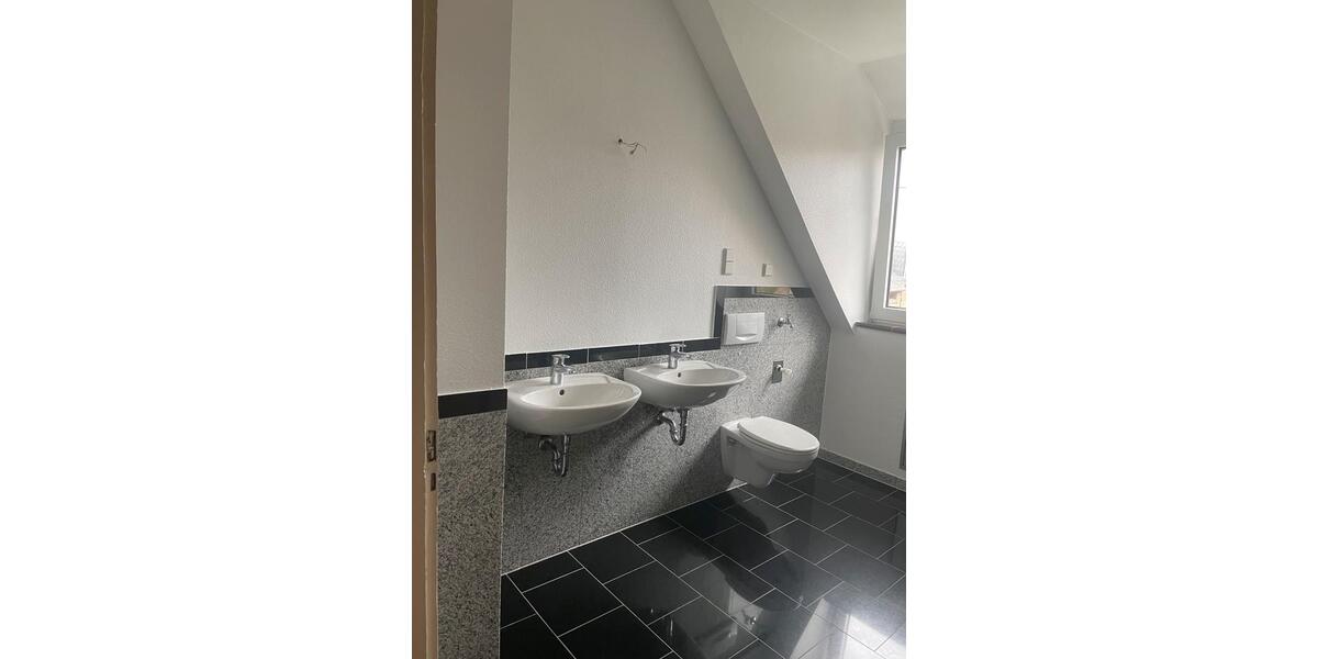 Etagenwohnung Wiesbaden Biebrich - 4 Zimmer, 105 m&sup2;, 1.090&euro; | Angebot:25962797