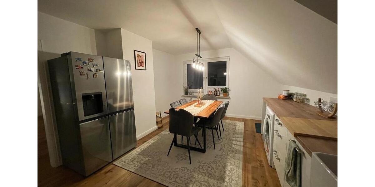 Dachgeschosswohnung (ca. 100qm) in EFH mitten im Grünen 3.5 zimmer