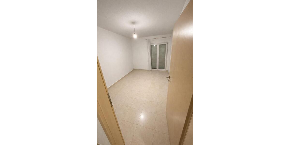 Mietwohnung: 85 m², Fußbodenheizung, Terrasse, Stellplatz 3 zimmer