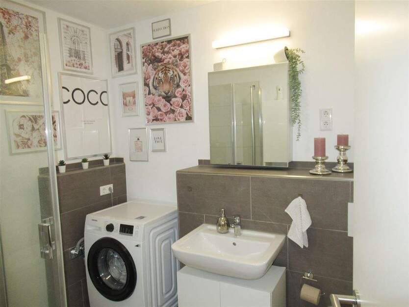 2 Zimmer Whg. Eignet sich für eine Einzelperson! Balkon, EBK, Parkett + Fußbodenheizung. 2 zimmer