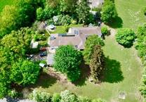 SUPER Bungalow * Schwimmhalle * Wärmepumpe * 3-fach Verglasung * isolierter Fassade * uvm..