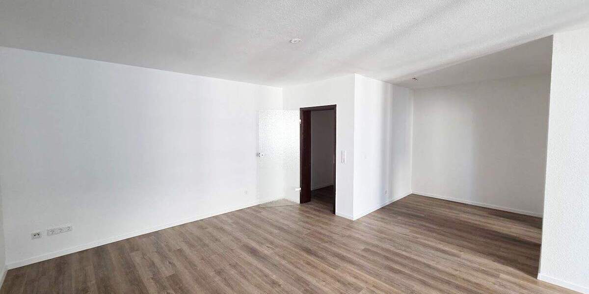 Renovierte 3-Zimmer-Wohnung mit neuem Boden, neuen Wänden, Balkon, Wannenbad, Gäste-WC, Aufzug 3 zimmer