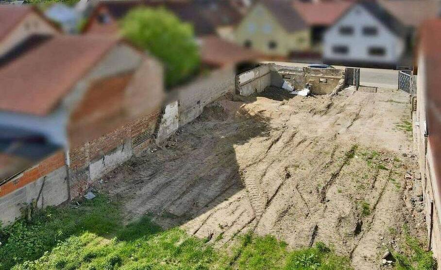 Schönes Grundstück, großes Baufenster für 1 bis 3 Häuser