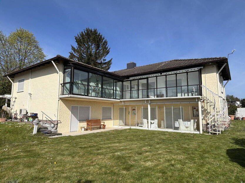 Traumhaftes Ein- bis Zweifamilienhaus in Bestlage Bad-Homburg Ober-Erlenbach von Privat