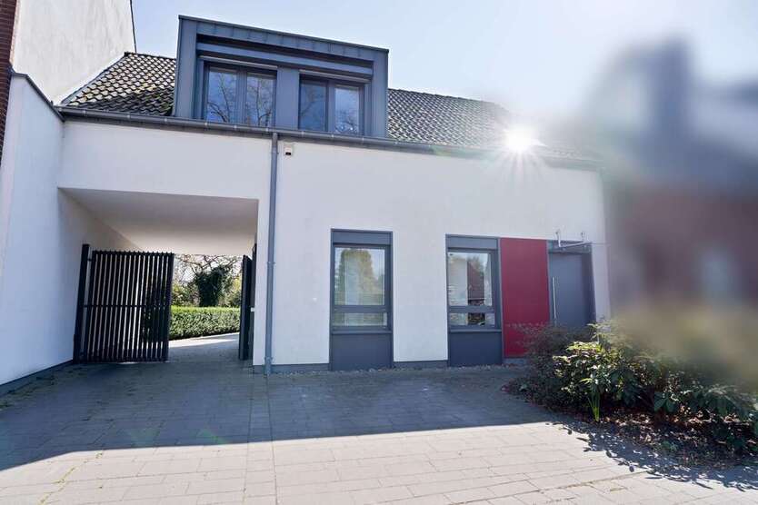 Haus zum Kaufen in Krefeld 1.100.000 € 248.63 m²