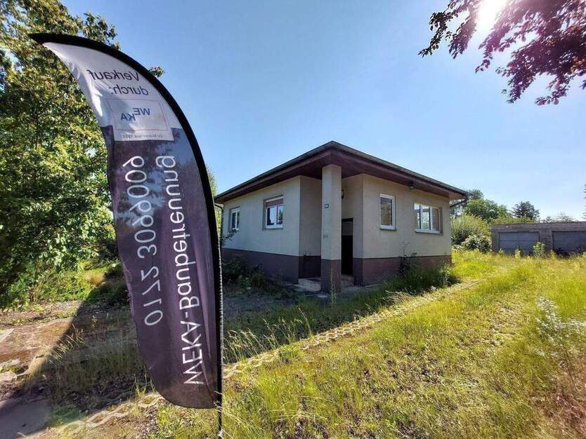 Unterkellerter Bungalow (57 m²) und 2 Garagen zum Abriss auf 900 m² Traumbauland ! Im Alleinauftrag in Panketal