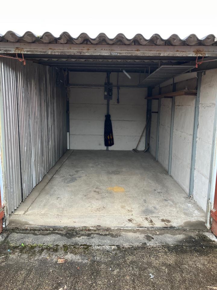 Vermiete Garage Lütten KleinBinzer Straße