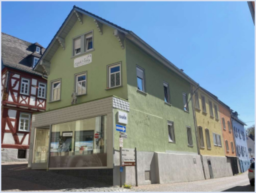 Modernisierte Wohnung mit drei Zimmern und Einbauküche