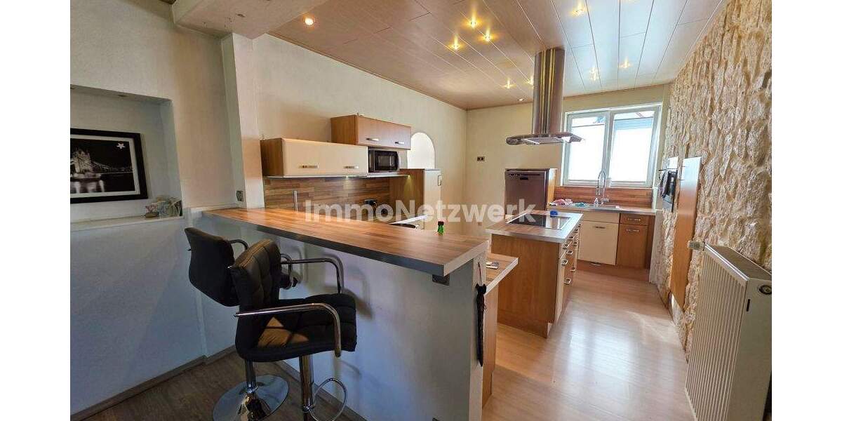 Familientraum in Neunkirchen: 205 m² Zweifamilienhaus mit Garten, Sauna, Loggia und Wintergarten. 8 zimmer