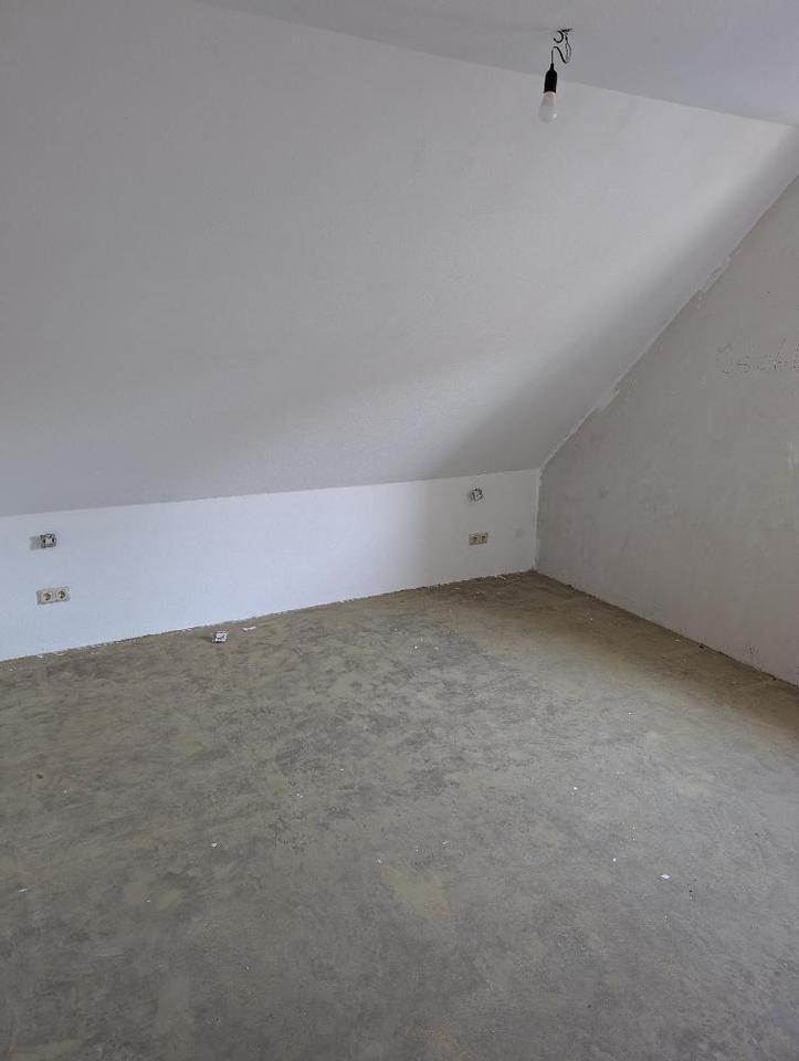 Schön geschnittene 3 - Zimmer Dachgeschosswohnung im Zentrum von Marienheide zimmer