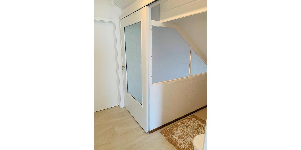 Renovierte und voll möblierte DG-Wohnung für Single-Person zimmer