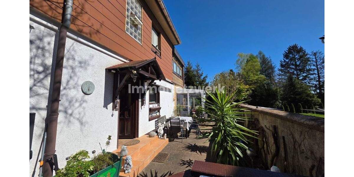 Familientraum in Neunkirchen: 205 m² Zweifamilienhaus mit Garten, Sauna, Loggia und Wintergarten. 8 zimmer