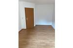 Geräumige 3-Raum-Wohnung im Altbau mit Wanne und Balkon sucht neue Bewohner.