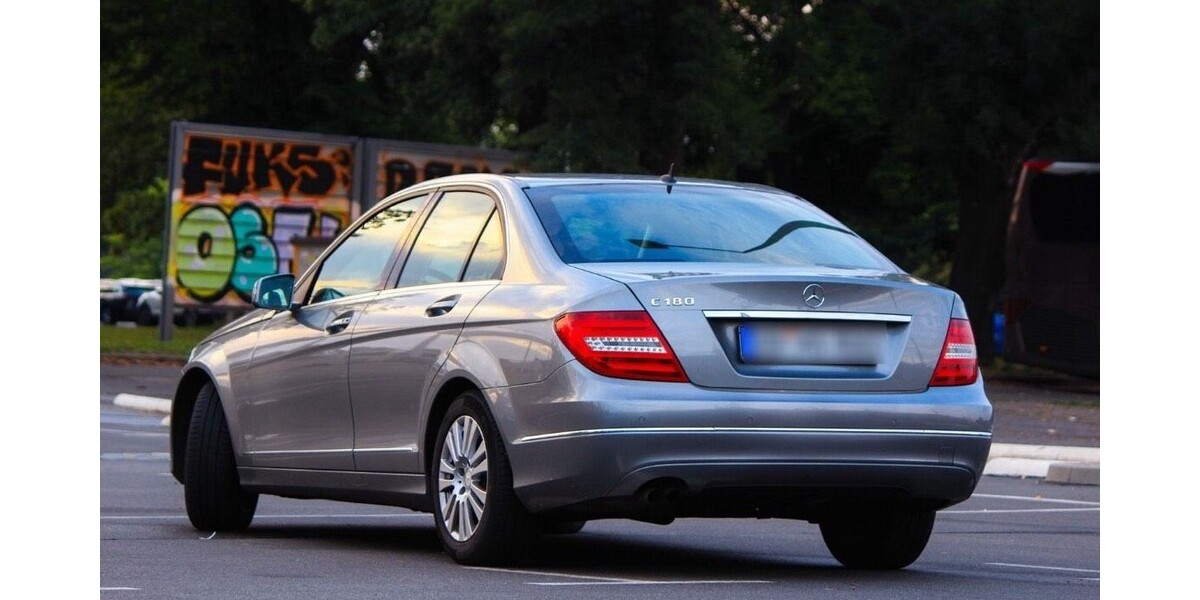 Mercedes-Benz C 180 109.000 km 12.500 &euro; Dresden 01067