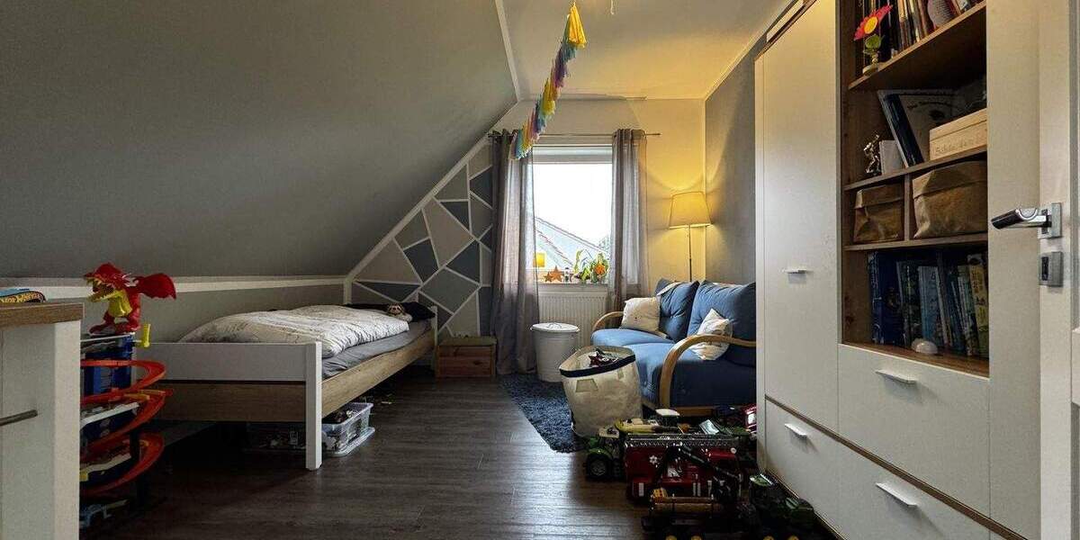 In Toplage - Saniertes großes Zweifamilienhaus mit parkähnlichem Garten und Platz für Ihre Autos... 8 zimmer