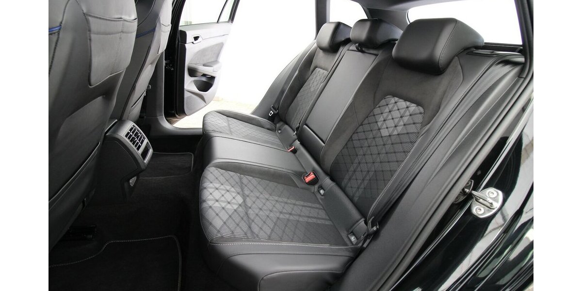 VW Golf VIII Variant 1.5 TSI R-Line LED+KAMERA+ACC 32.175 km 26.900 &euro; Hagenow 19230