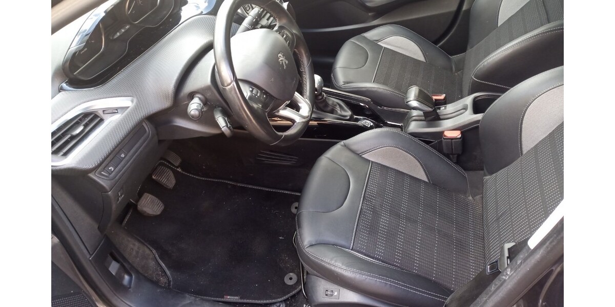 Peugeot 2008 106.000 km 7.600 &euro; Karbach 97842