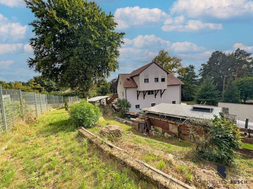 Familienfreundliches Dreifamilienhaus mit idyllischem Grundstück