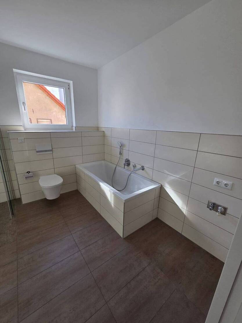 Familiengerechte 4-Zimmer-Wohnung in Merseburg mit Wannenbad, Abstellraum, Balkon und Aufzug 4 zimmer