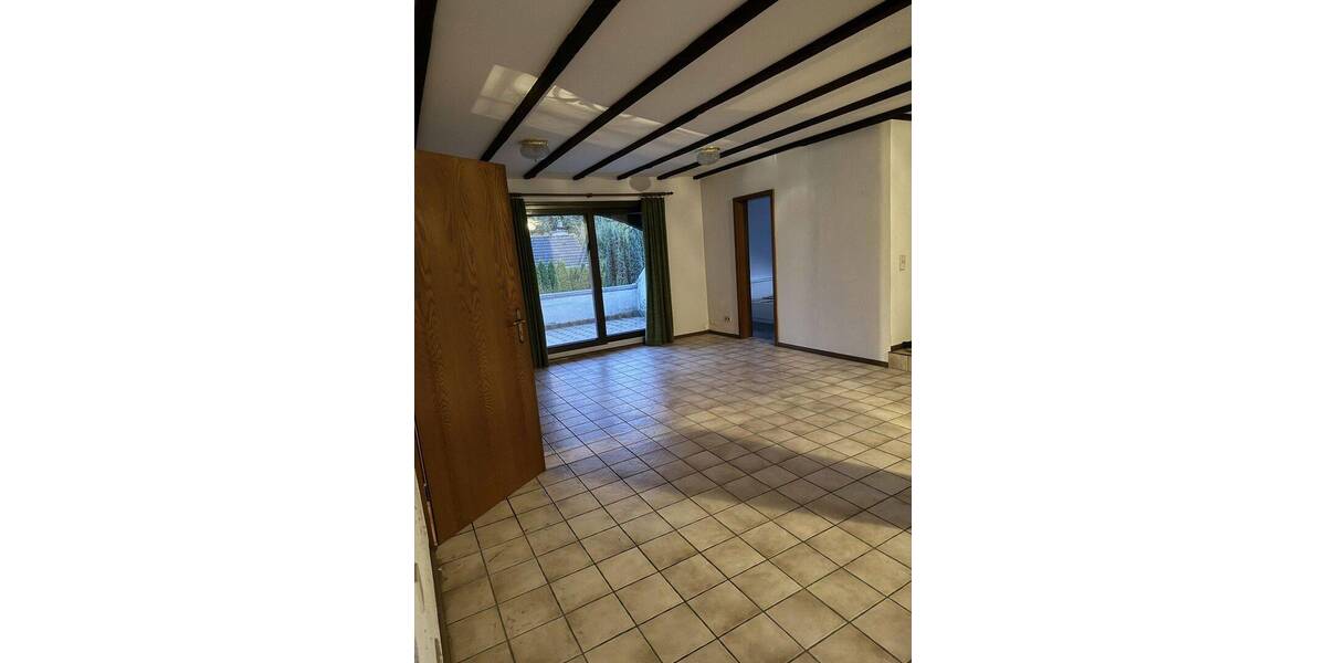 Lichtdurchflutete Wohnung in Zweifamilienhaus mit großem Balkon in Krefelder Bestlage zu vermieten 3 zimmer