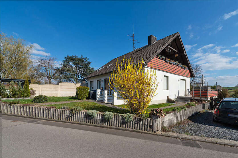 PHI AACHEN - Gepflegter 3-Zimmer-Wohntraum mit Loggia und Carport in idyllischer Lage von Würselen!