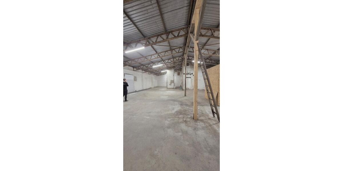 Lagerhalle 376 m² mit Rampe – trocken, ebener Zugang über Rolltor zimmer