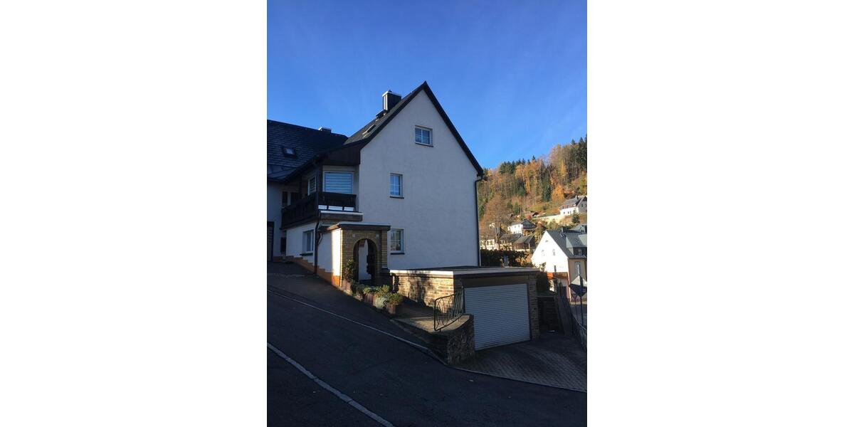 Vermiete Dachgeschosswohnung 3 Raum Wohnung Garage zimmer