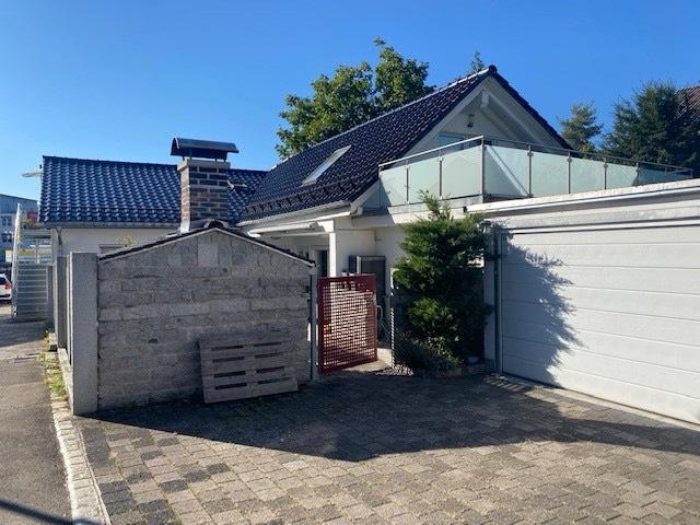 Einfamilienhaus mit zwei EinliegerWohnungen zu Verkaufen