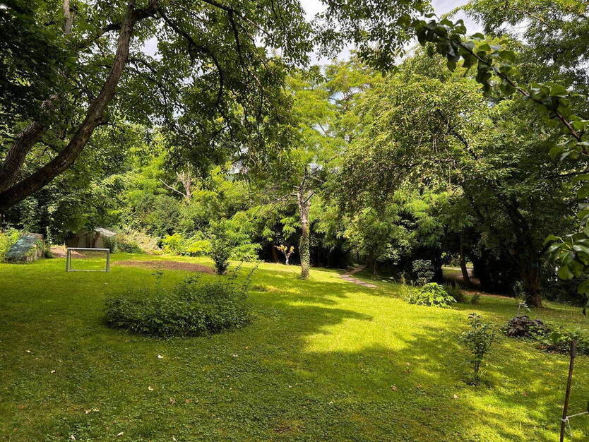 Grüne Oase in Gerlingen: Gartengrundstück (1.967 m²) mit Hütte, Wasser & viel Platz
