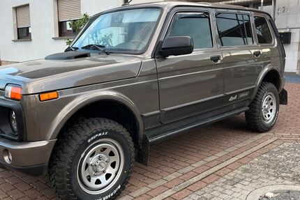 Lada Niva 50.000 km 16.990 &euro; Geisa 36419