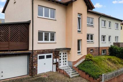 **Saniertes 2-Familien-Wohnhaus mit zwei Garagen in ruhiger Wohnlage** 6 zimmer