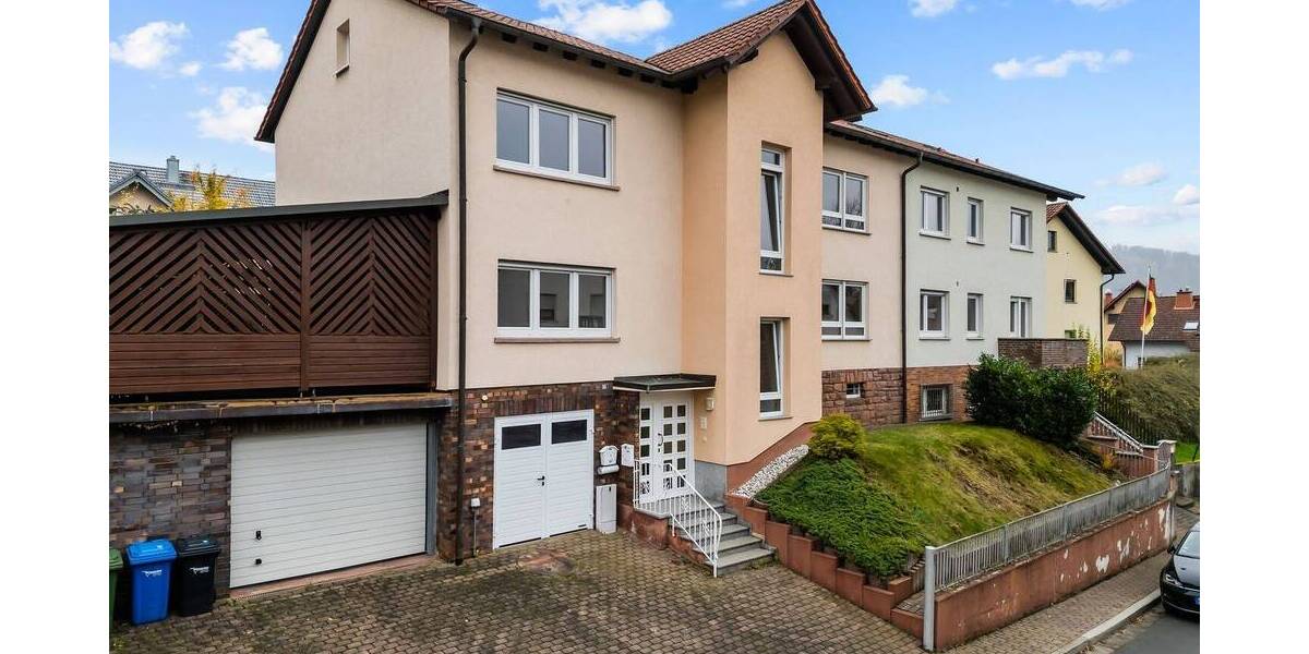 **Saniertes 2-Familien-Wohnhaus mit zwei Garagen in ruhiger Wohnlage** 6 zimmer