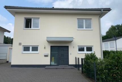 Neuwertige u. hochwertig ausgestattete Stadtvilla EFH m. Garage