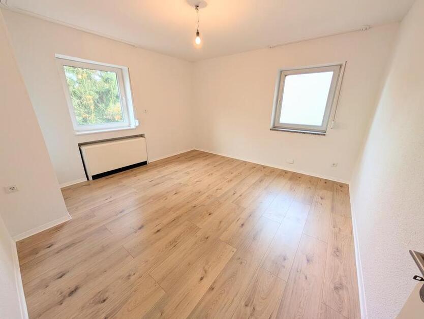 **Jetzt zugreifen:+weiße Wände +Laminat +modernes Tageslichtbad +Loggia** zimmer