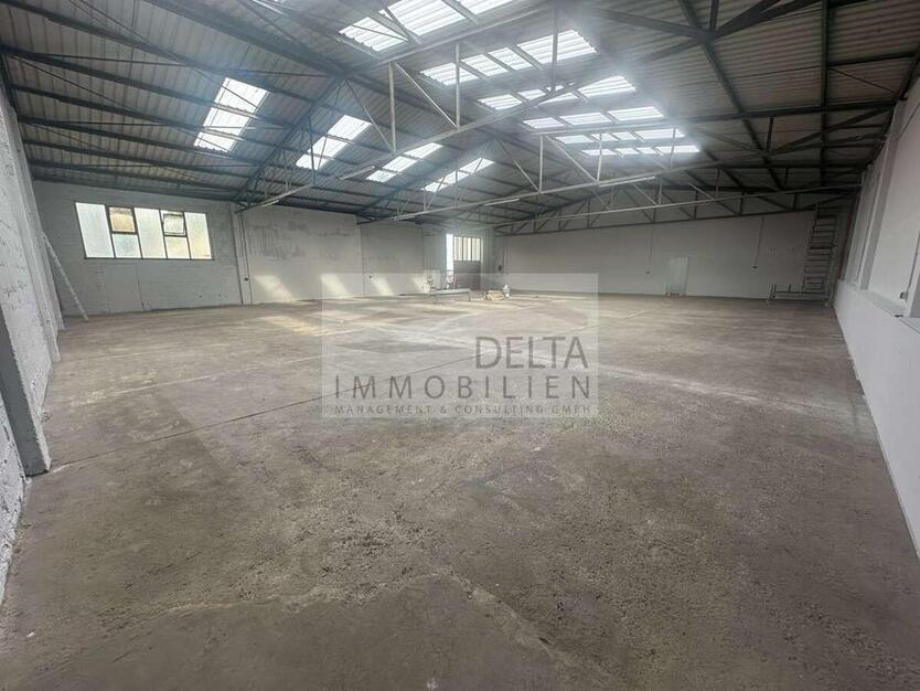 Tolle 460m² Halle mit 5 m großen Tor. Bürofläche sowie Sozialräume können separat angemietet werden. zimmer