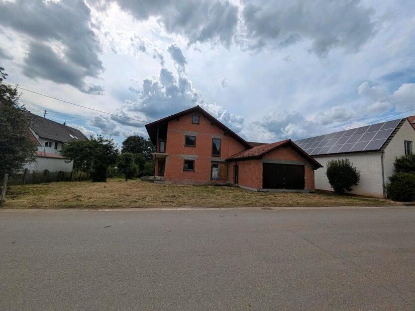 Einfamilienhaus mit Doppelgarage im Rohbauzustand BJ 83