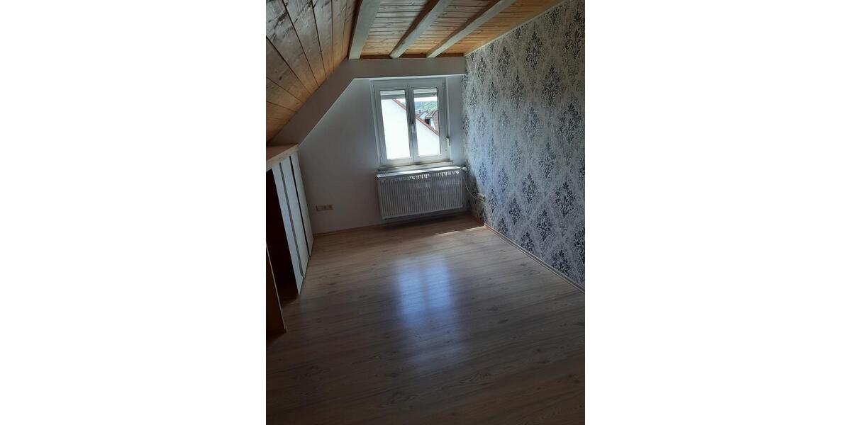 Dachgeschoßwohnung Tauberbischofsheim - 2.5 Zimmer, 65 m&sup2;, 600&euro; | Angebot:25237161