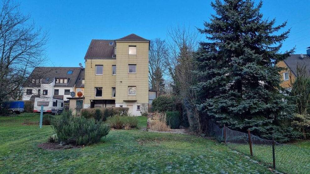 Freistehendes Ein-Zweifamilienhaus mit 9 Zimmern, 3 Bädern und ri