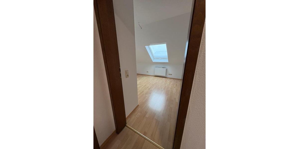 Dachgeschoßwohnung Rosbach vor der Höhe - 4.5 Zimmer, 105 m&sup2;, 1.050&euro; | Angebot:25310192