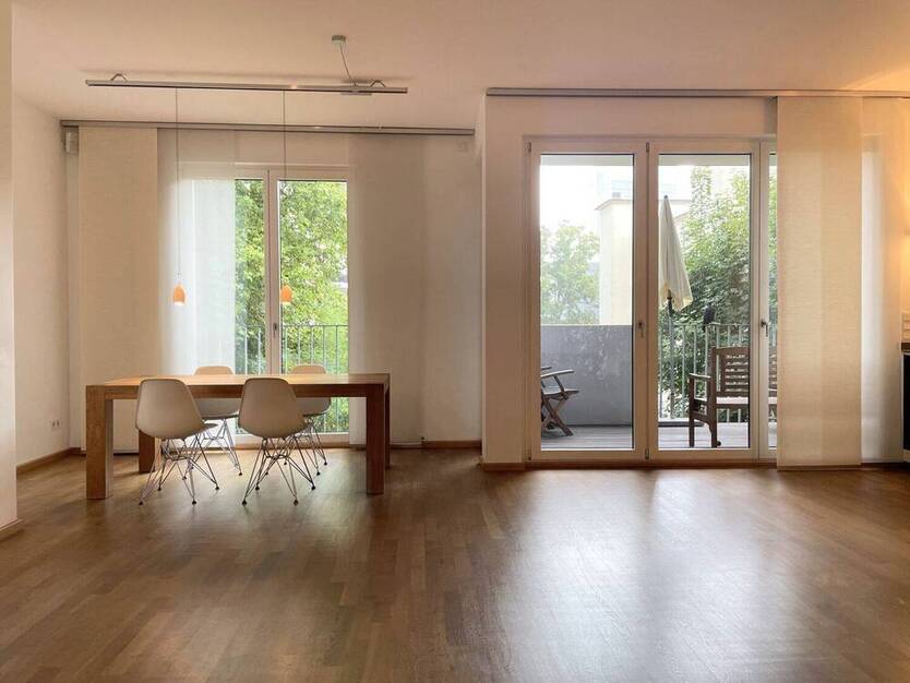 Moderne hochwertige Fünf-Zimmer-Wohnung mit Balkon