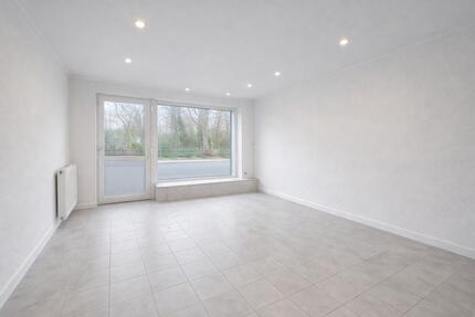 Zur Vermietung steht eine ca. 40 m² große Gewerbeeinheit in zentraler Lage von Lehrte, nur wenige Gehminuten vom Bahnhof entfernt. Die Einheit befindet sich im Erdgeschoss eines gepflegten... zimmer