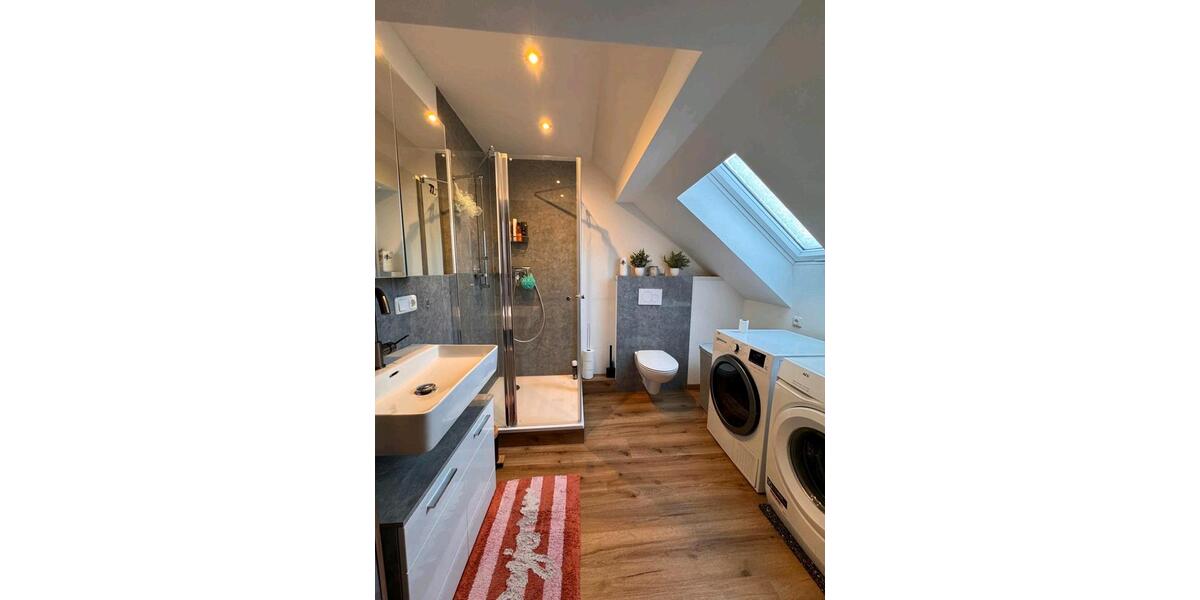 schöne Dachgeschoss Wohnung. 2 zimmer