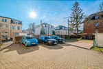 IDEALE FLÄCHE FÜR PRAXIS ODER BÜRO IM HOCHPARTERRE – ZENTRAL GELEGEN – PKW-STELLPLATZ – GROSSES WC