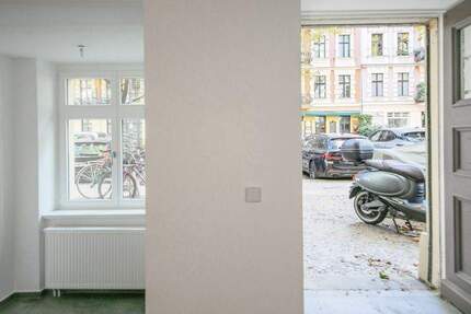 Husemannstraße am Kollwitzplatz: bezugsfreie Verkaufsräume im Vorderhaus in schönem Altbau zimmer