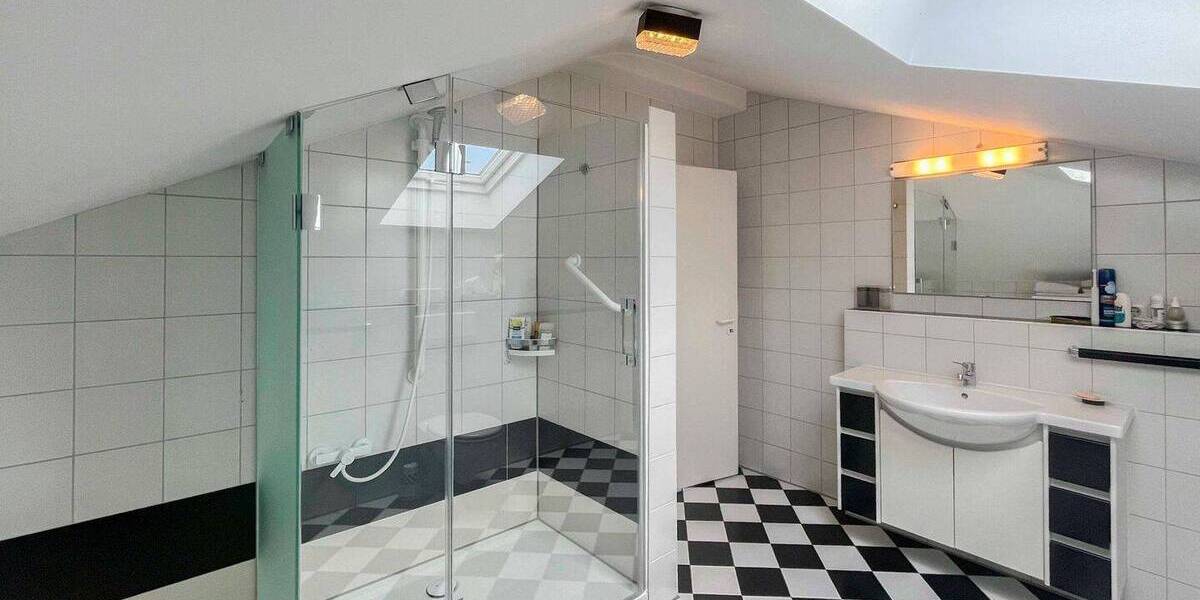 Einfamilienhaus Burghausen - 9 Zimmer, 315 m&sup2;, 720.000&euro; | Angebot:26451459